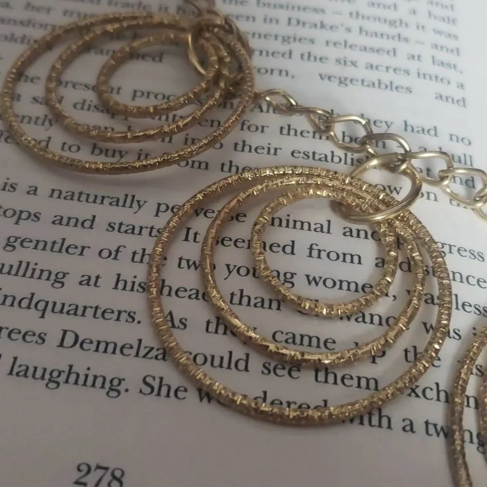 ‎Golden Circle Hooped Rings Necklace